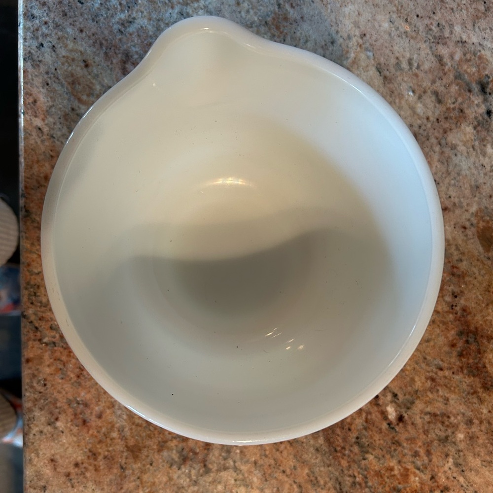 Pyrex Made for Hamilton Beach Opal Glass Mixing Bowl Ribbed w/Pour Spout
6 cups - Picture 3 of 7